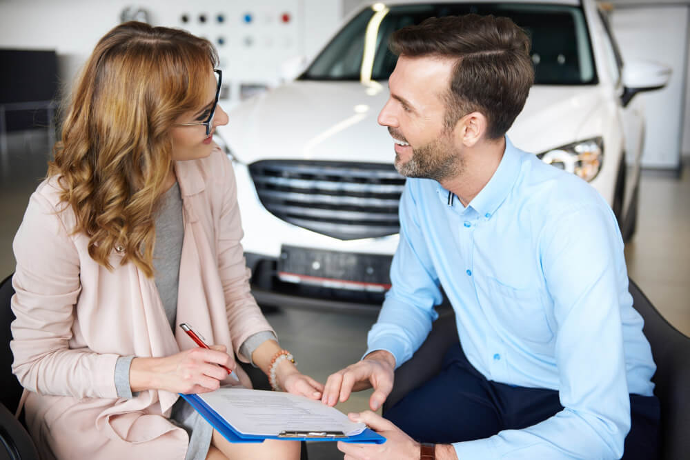 Consultor apresentando as condições para a compra de um carro
